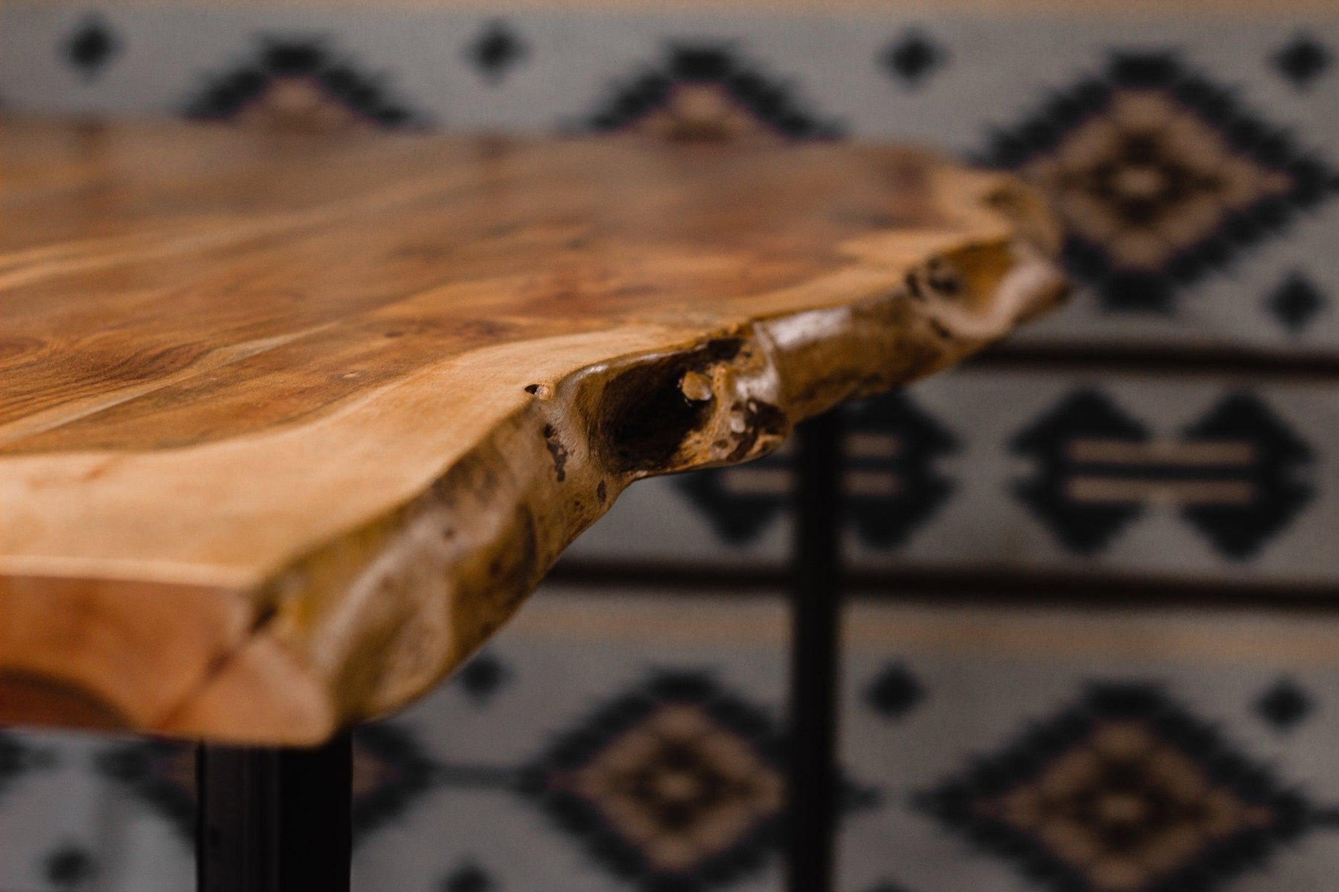 Table à manger Live Edge | Table industrielle en bois naturel avec pieds en fer noir | Table en bois massif